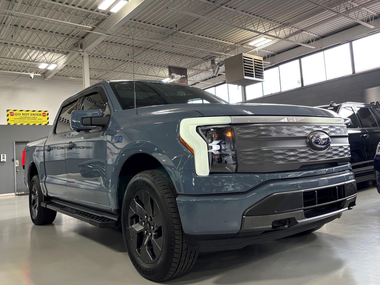 2023 Ford F-150 Lightning LARIAT 4WD|SUPERCREW|EXTENDEDRANGE|AZUREGRAY|NAV|+ - Photo #2
