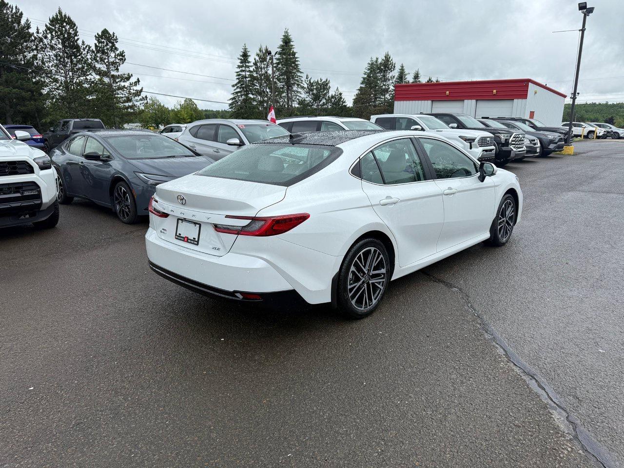 2025 Toyota Camry HYBRID XLE AWD Photo4