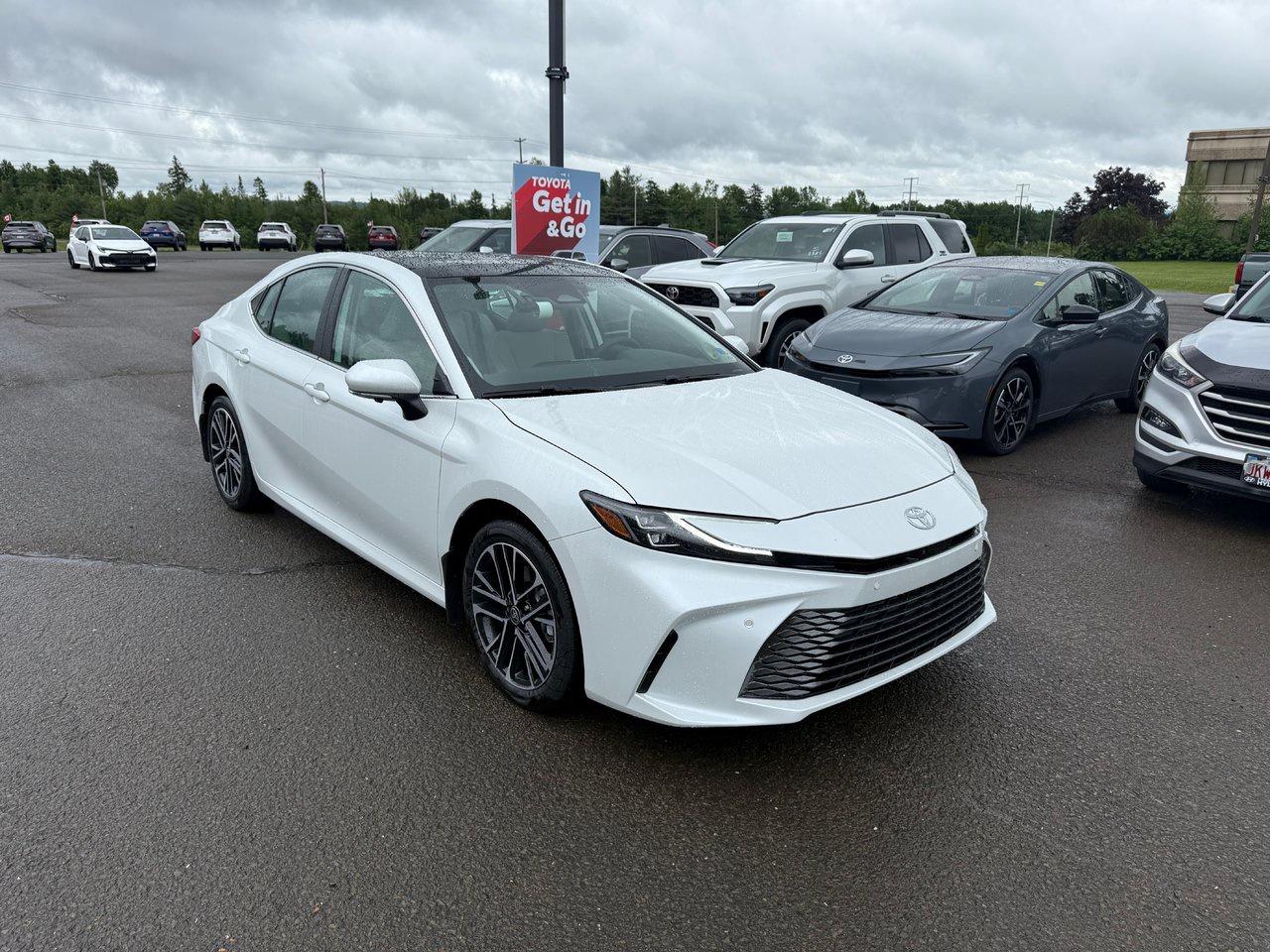 2025 Toyota Camry HYBRID XLE AWD Photo2