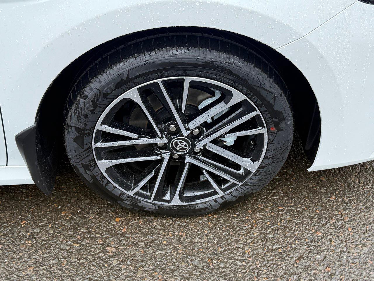 2025 Toyota Camry HYBRID XLE AWD Photo