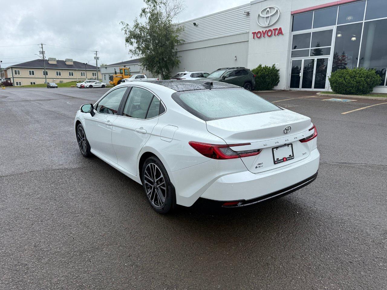 2025 Toyota Camry HYBRID XLE AWD Photo