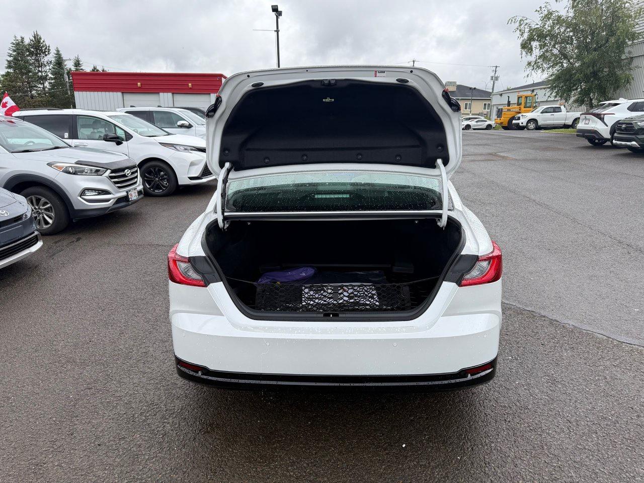 2025 Toyota Camry HYBRID XLE AWD Photo