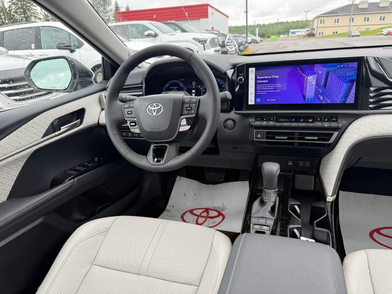 2025 Toyota Camry HYBRID XLE AWD Photo