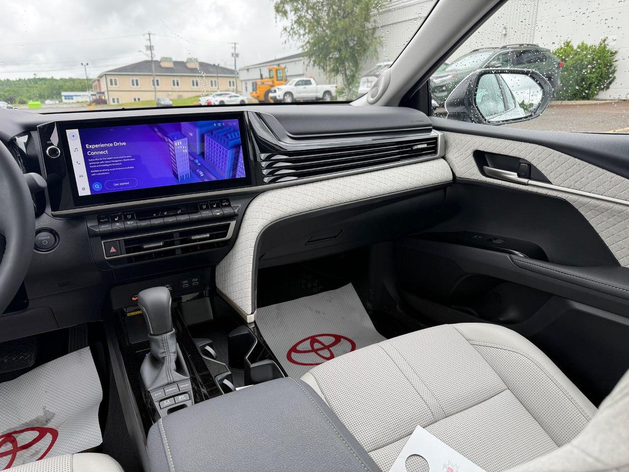 2025 Toyota Camry HYBRID XLE AWD Photo