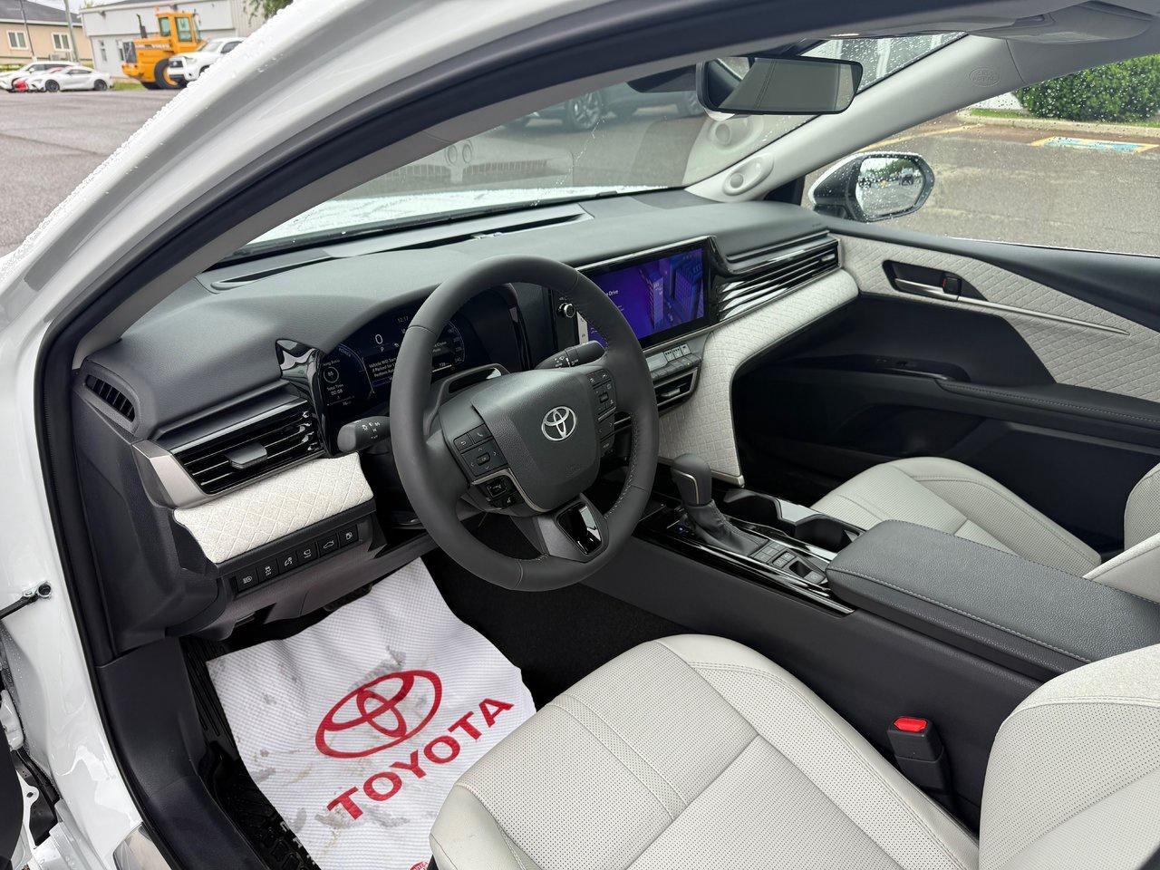 2025 Toyota Camry HYBRID XLE AWD Photo