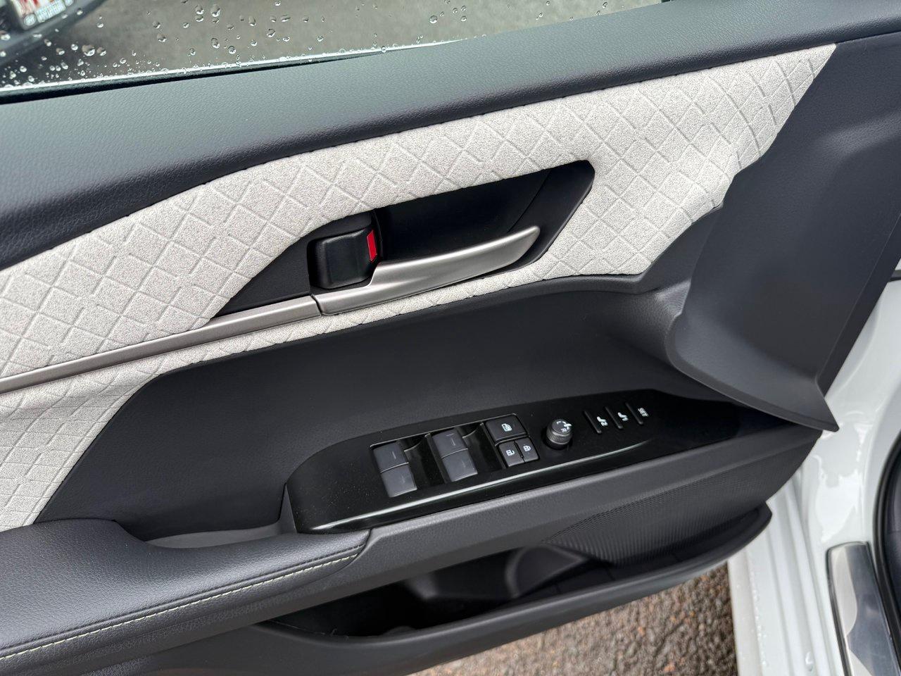 2025 Toyota Camry HYBRID XLE AWD Photo