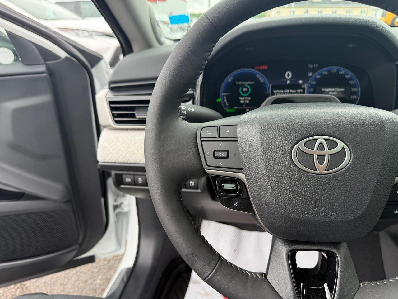 2025 Toyota Camry HYBRID XLE AWD Photo