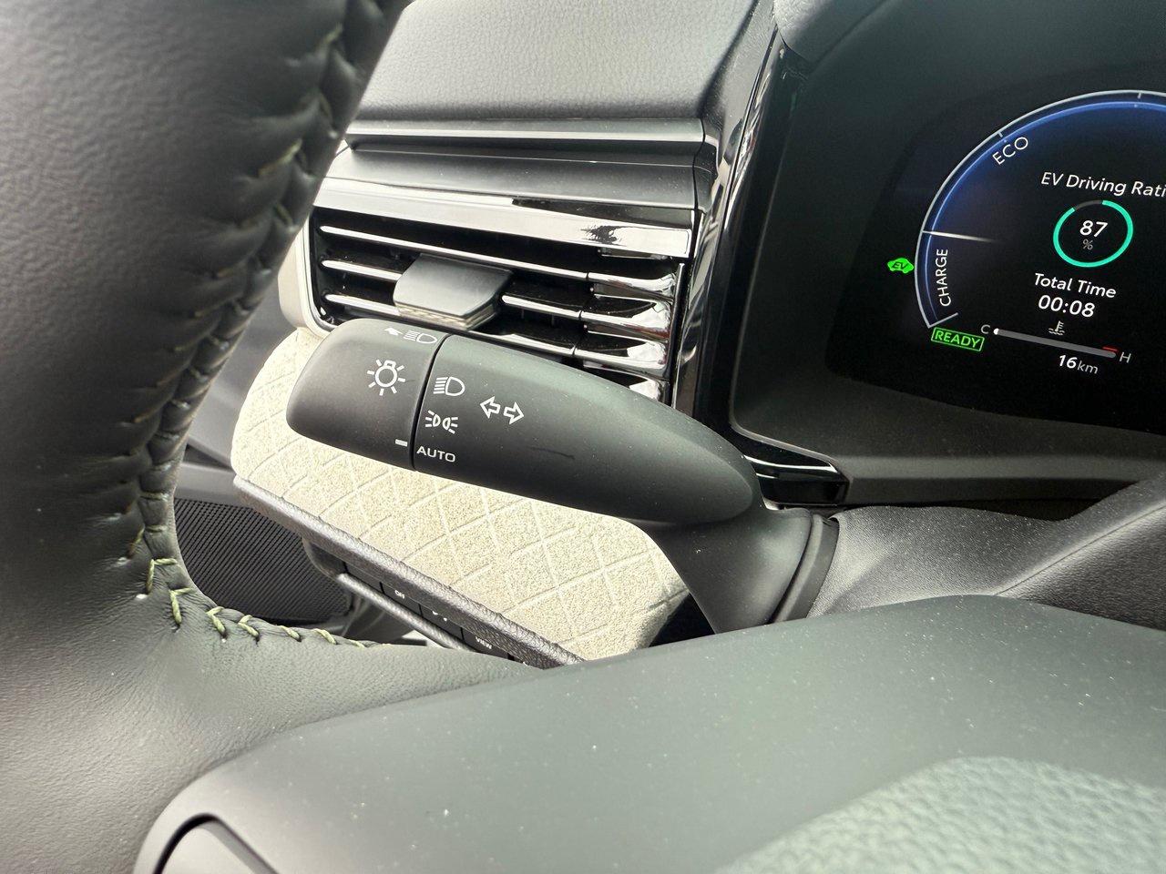 2025 Toyota Camry HYBRID XLE AWD Photo