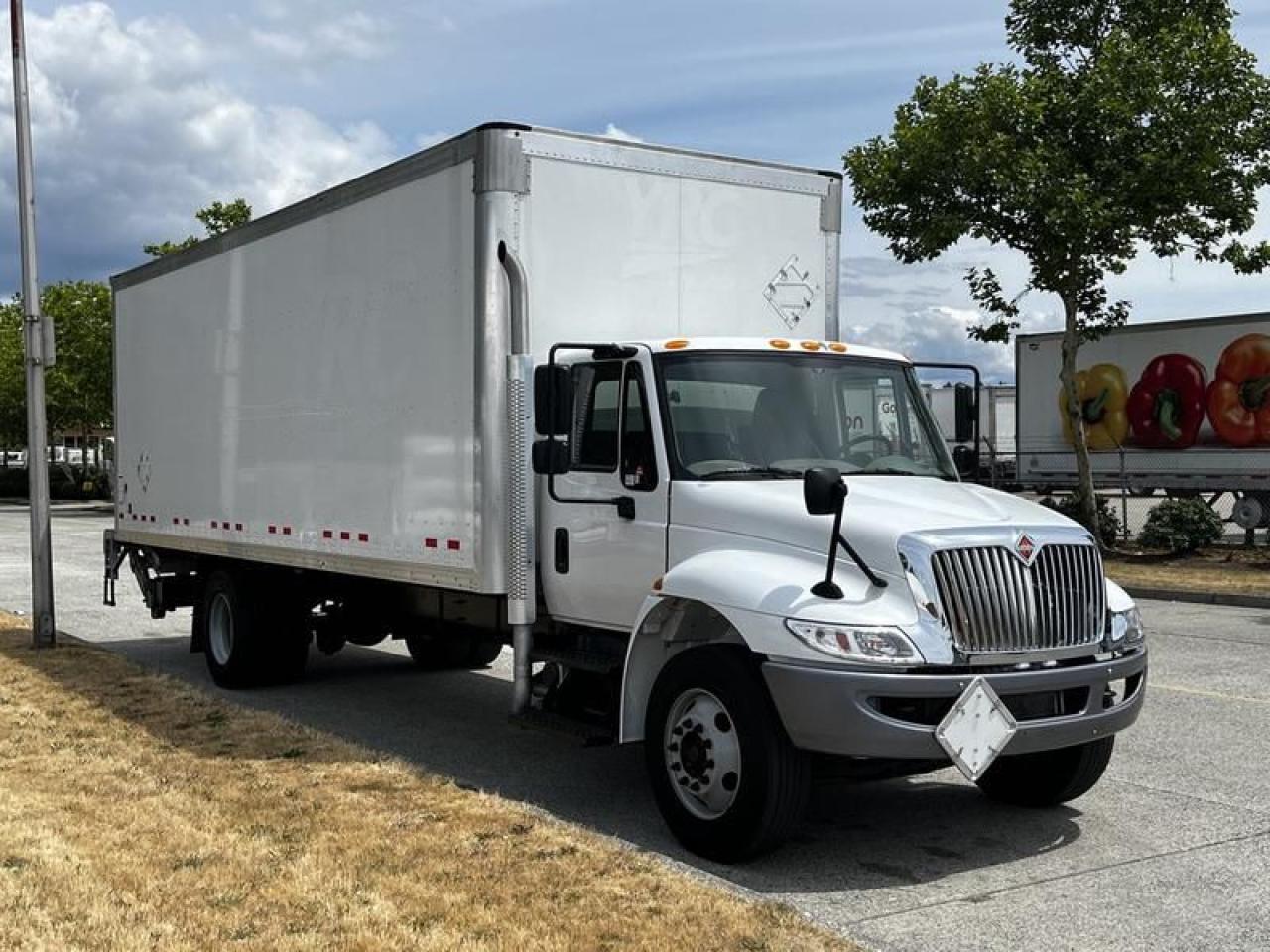 Used 2019 International 4300 26 Foot Cube Van with Power Tail Gate Hydraulic Brakes  Diesel for sale in Burnaby, BC