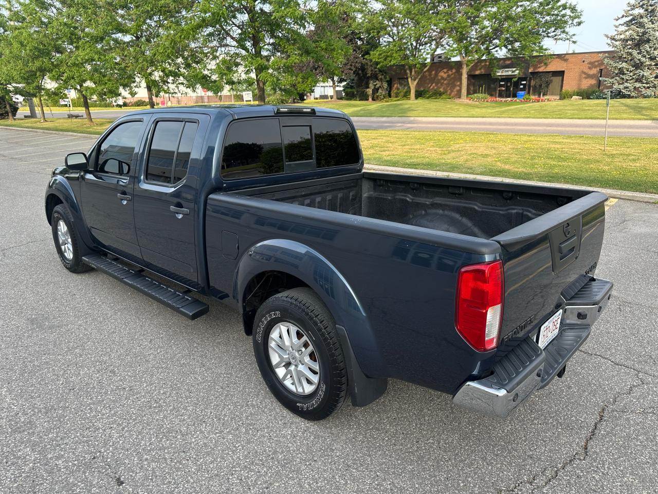 2015 Nissan Frontier SV CREW CAB LWB 4WD Photo3