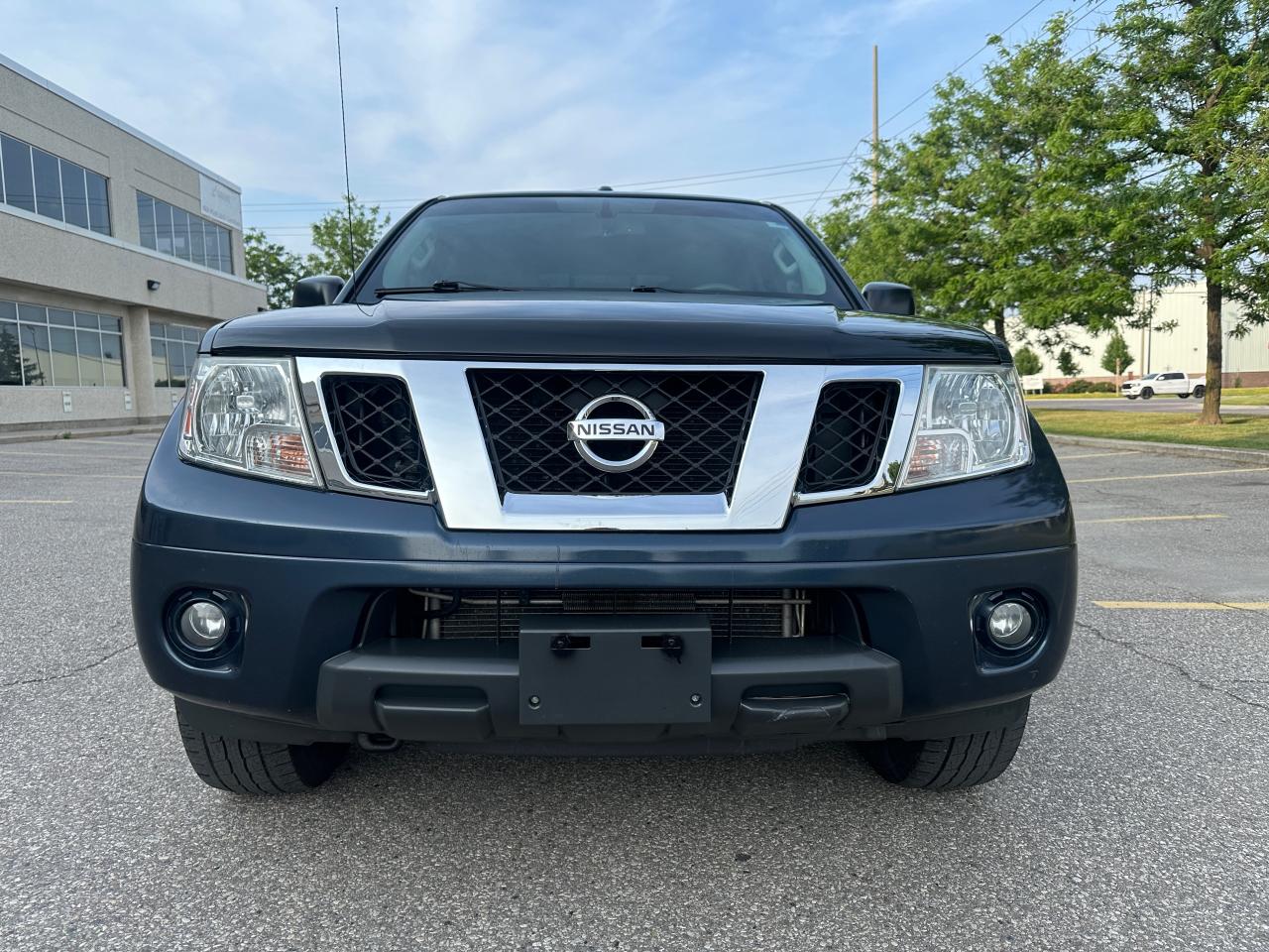 2015 Nissan Frontier SV CREW CAB LWB 4WD Photo2
