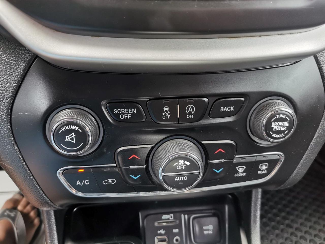 2016 Jeep Cherokee Trailhawk - Photo #27