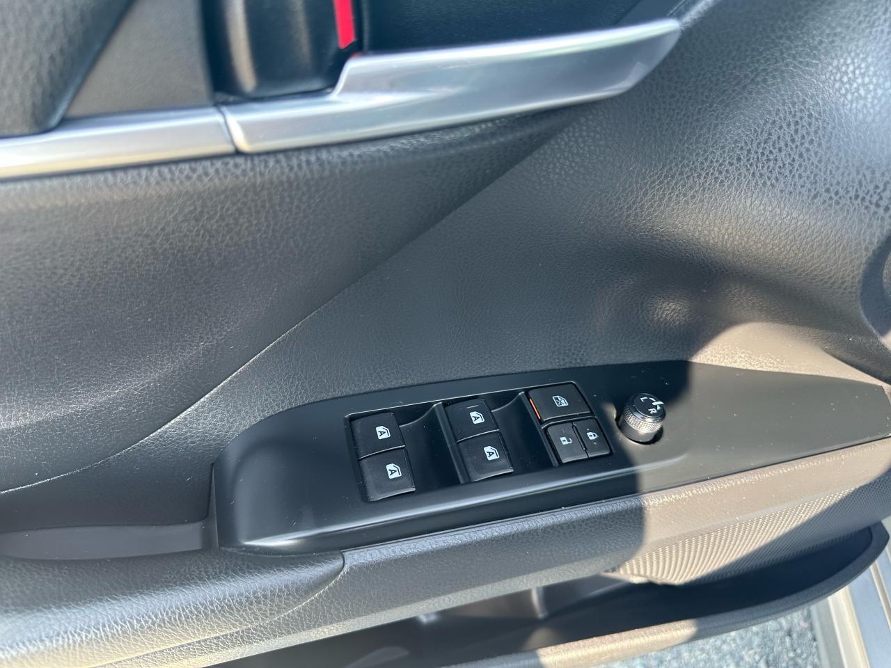 2020 Toyota Camry SE Photo