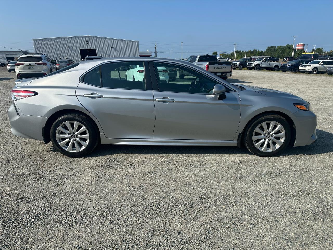 2020 Toyota Camry SE Photo3