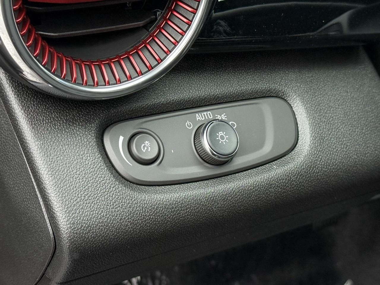 2025 Chevrolet Trax 2RS 1.2L 3 CYL WITH REMOTE START/ENTRY, HEATED SEATS, HEATED STEERING WHEEL, APPLE CARPLAY AND ANDROID AUTO Photo