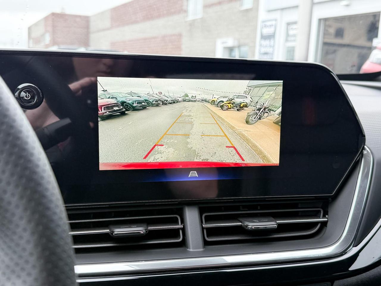 2025 Chevrolet Trax 2RS 1.2L 3 CYL WITH REMOTE START/ENTRY, HEATED SEATS, HEATED STEERING WHEEL, APPLE CARPLAY AND ANDROID AUTO Photo