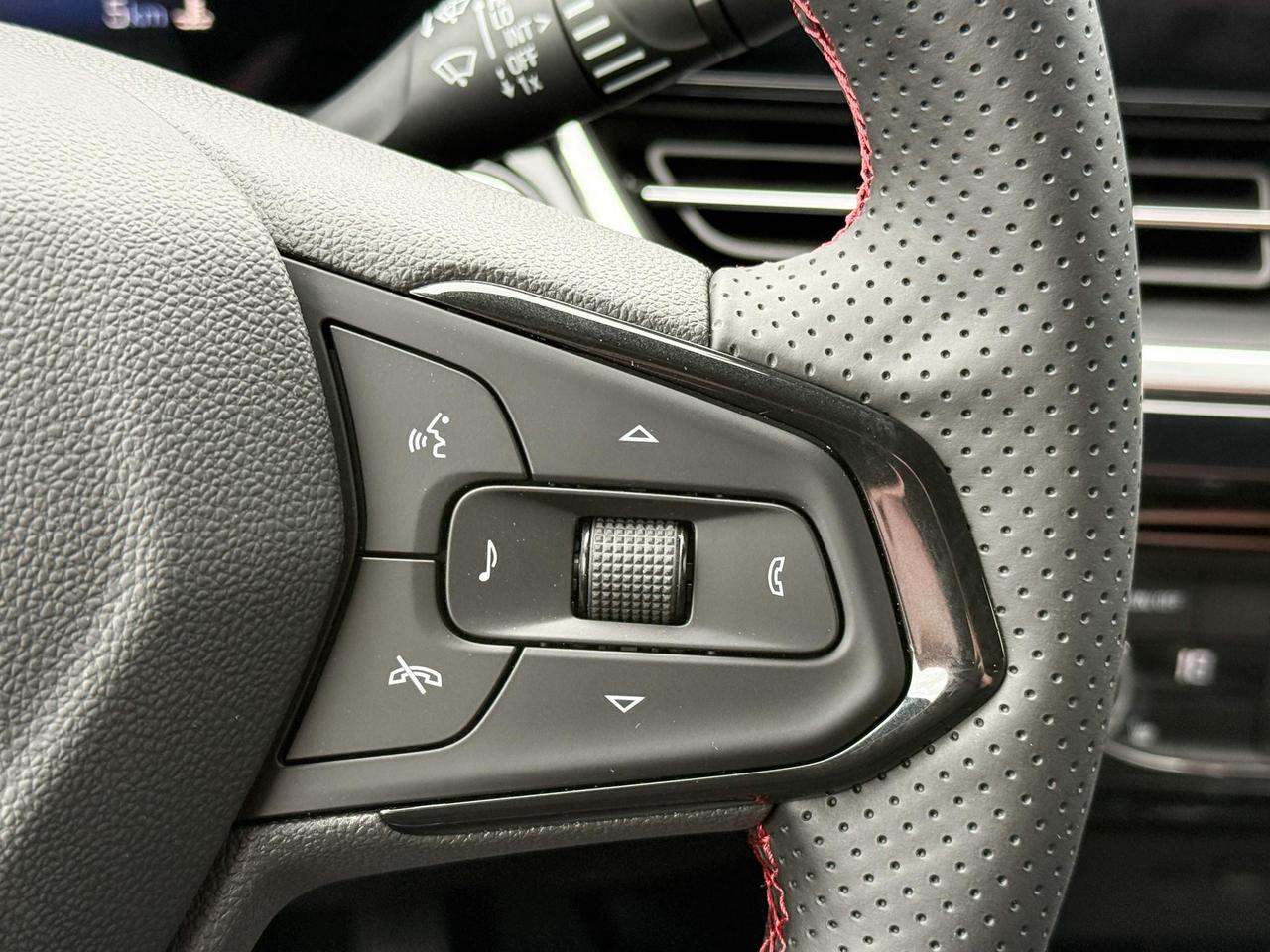 2025 Chevrolet Trax 2RS 1.2L 3 CYL WITH REMOTE START/ENTRY, HEATED SEATS, HEATED STEERING WHEEL, APPLE CARPLAY AND ANDROID AUTO Photo