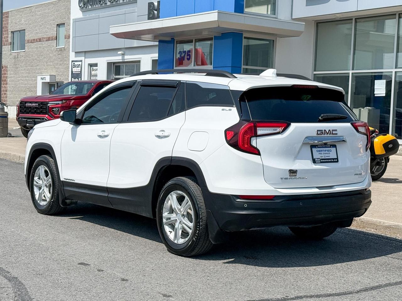 2022 GMC Terrain 1.5L 4CYL TURBO, SLE AWD, HEATED FRONT SEATS, REMOTE VEHICLE START, ADAPTIVE CRUISE CONTROL, 17" ALLOY WHEELS Photo2