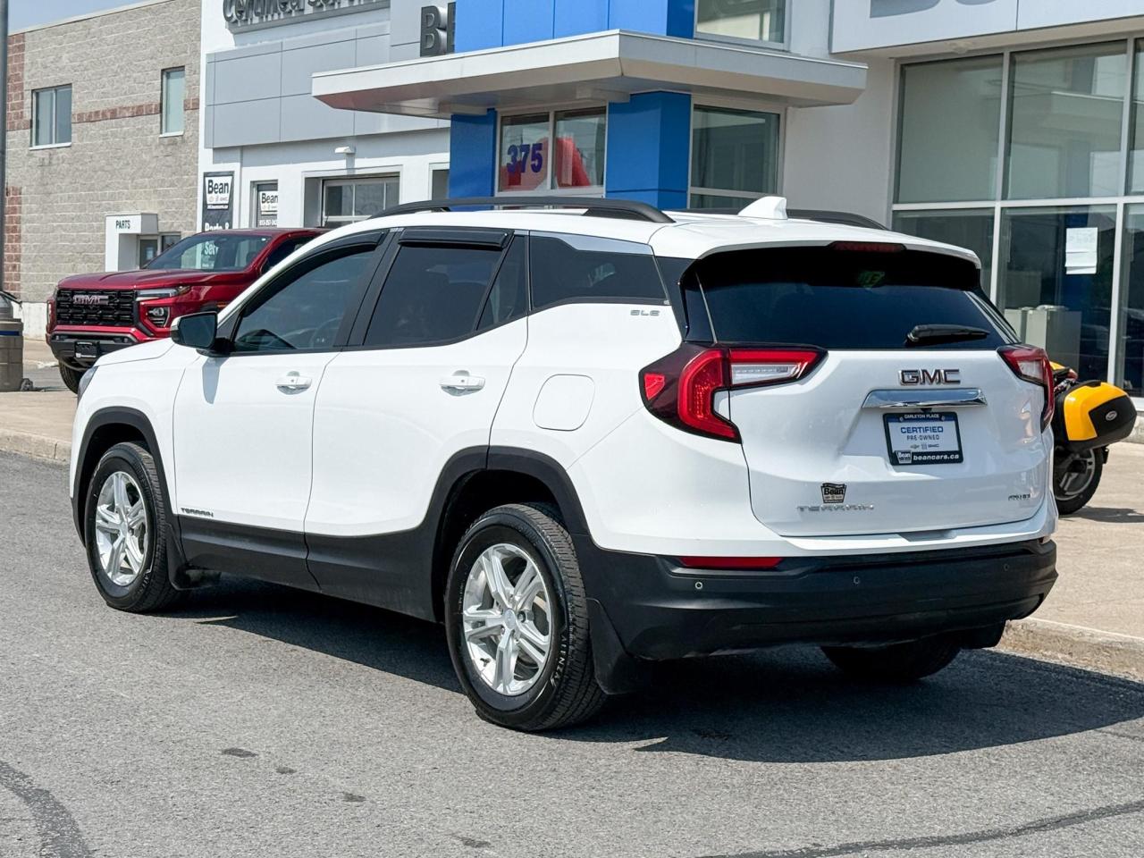 2022 GMC Terrain 1.5L 4CYL TURBO, SLE AWD, HEATED FRONT SEATS, REMOTE VEHICLE START, ADAPTIVE CRUISE CONTROL, 17" ALLOY WHEELS Photo2