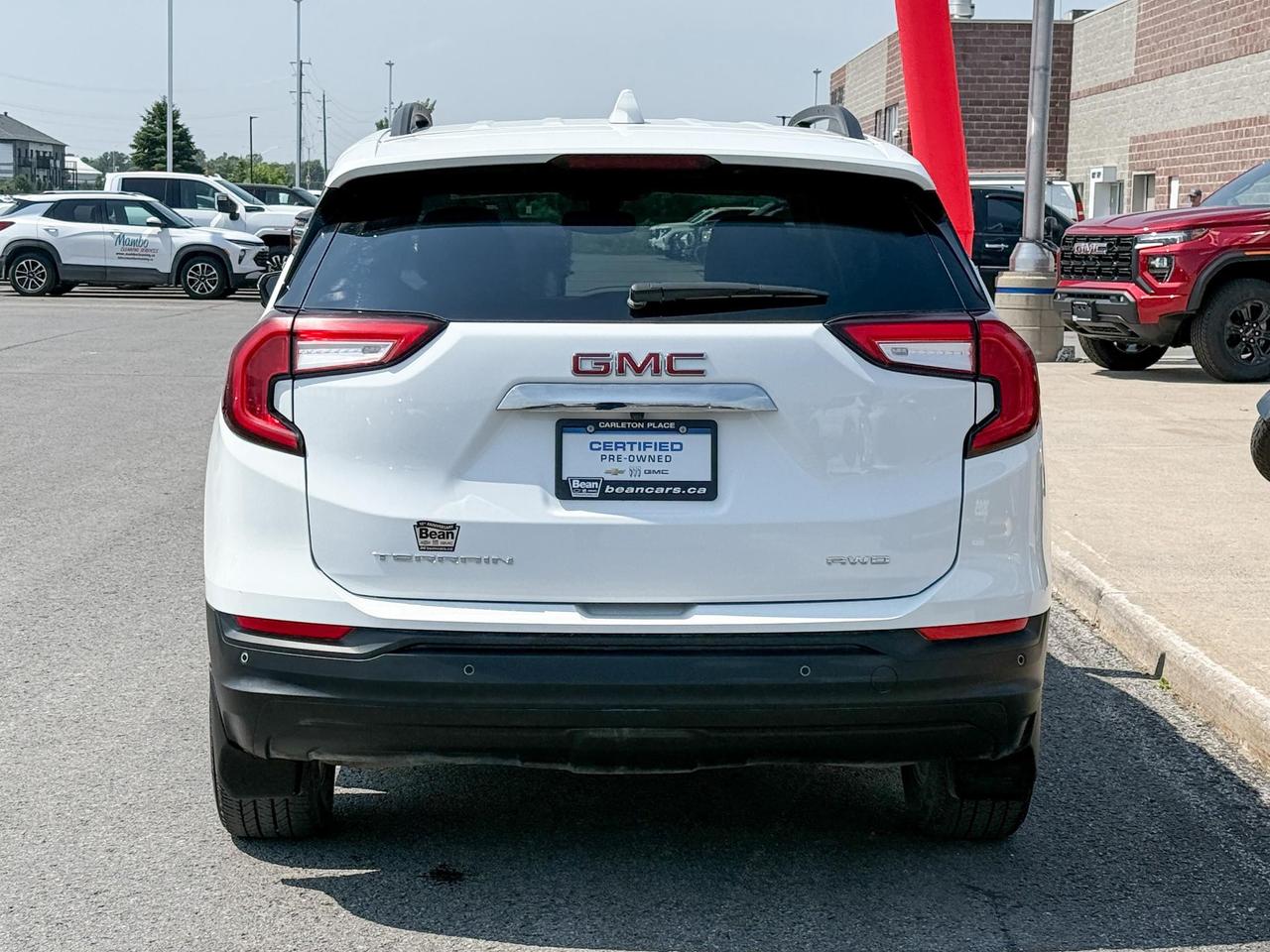 2022 GMC Terrain 1.5L 4CYL TURBO, SLE AWD, HEATED FRONT SEATS, REMOTE VEHICLE START, ADAPTIVE CRUISE CONTROL, 17" ALLOY WHEELS Photo