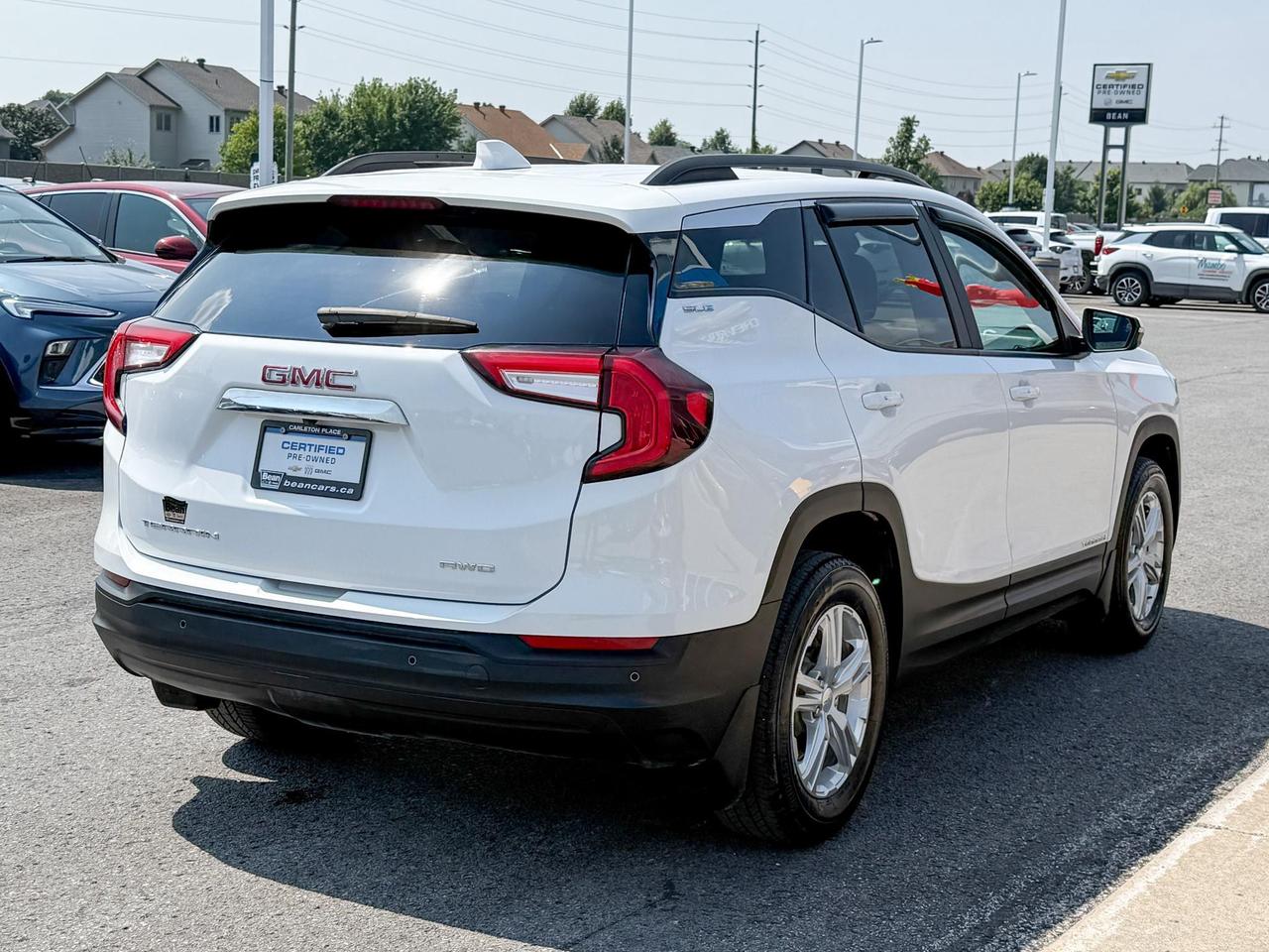 2022 GMC Terrain 1.5L 4CYL TURBO, SLE AWD, HEATED FRONT SEATS, REMOTE VEHICLE START, ADAPTIVE CRUISE CONTROL, 17" ALLOY WHEELS Photo