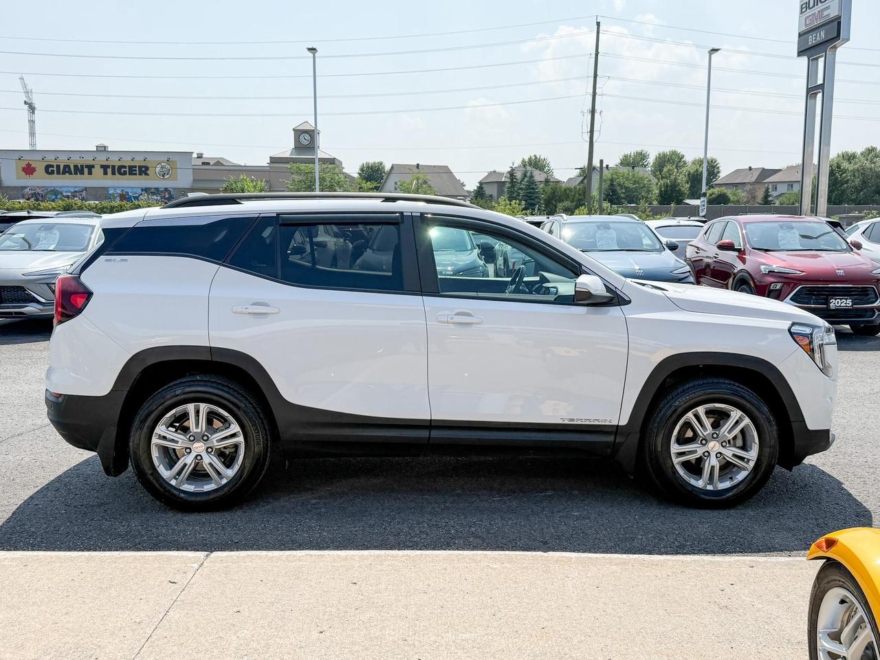 2022 GMC Terrain 1.5L 4CYL TURBO, SLE AWD, HEATED FRONT SEATS, REMOTE VEHICLE START, ADAPTIVE CRUISE CONTROL, 17" ALLOY WHEELS Photo