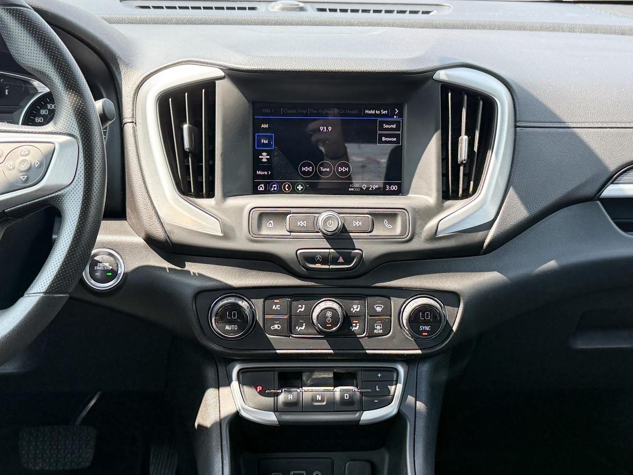 2022 GMC Terrain 1.5L 4CYL TURBO, SLE AWD, HEATED FRONT SEATS, REMOTE VEHICLE START, ADAPTIVE CRUISE CONTROL, 17" ALLOY WHEELS Photo