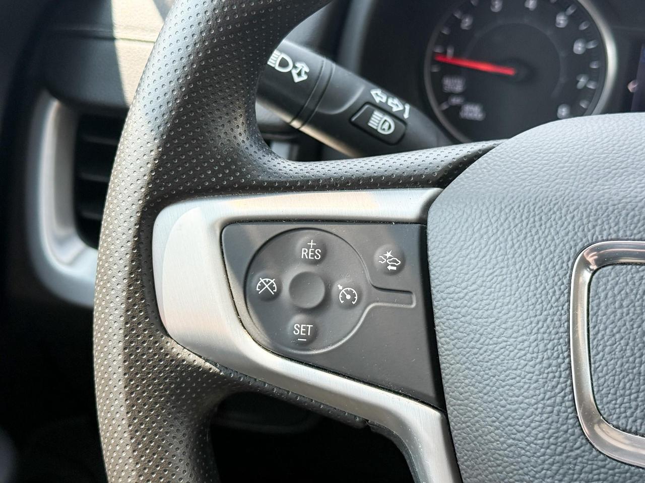 2022 GMC Terrain 1.5L 4CYL TURBO, SLE AWD, HEATED FRONT SEATS, REMOTE VEHICLE START, ADAPTIVE CRUISE CONTROL, 17" ALLOY WHEELS Photo