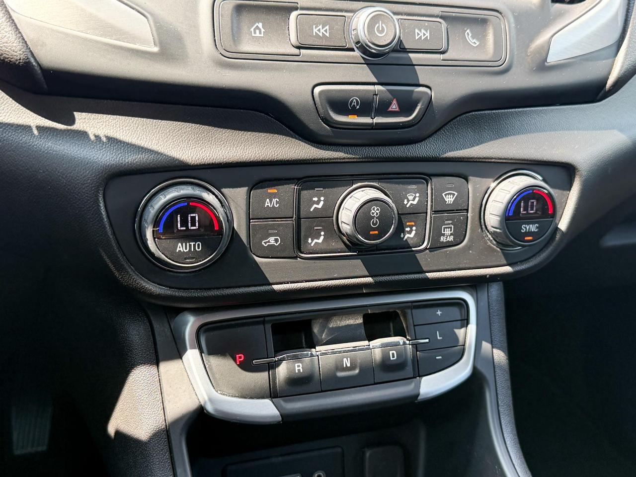 2022 GMC Terrain 1.5L 4CYL TURBO, SLE AWD, HEATED FRONT SEATS, REMOTE VEHICLE START, ADAPTIVE CRUISE CONTROL, 17" ALLOY WHEELS Photo