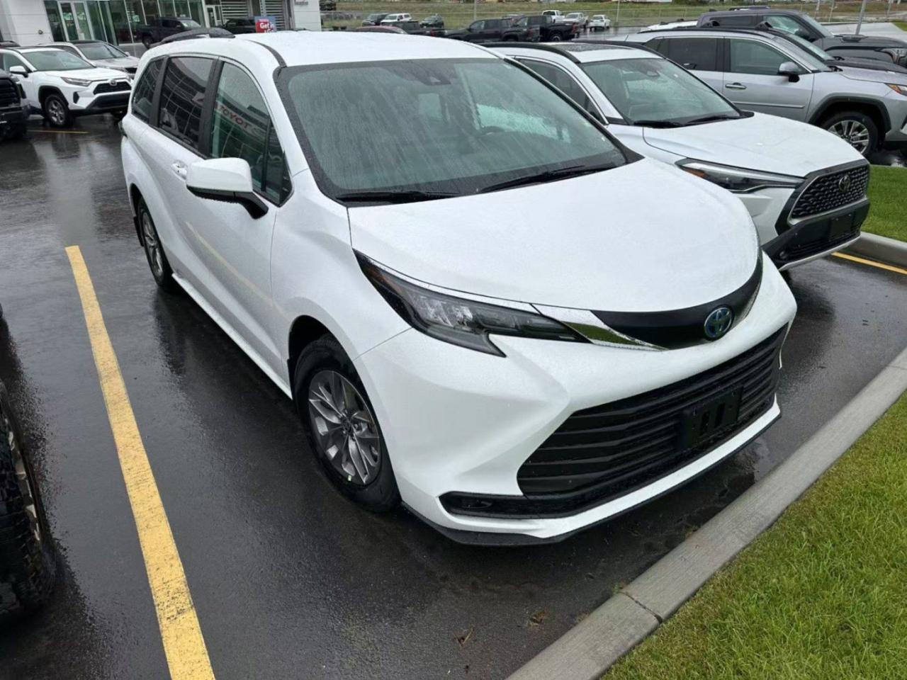 Used 2025 Toyota Sienna LE AWD/ BRAND NEW for sale in Richmond, BC