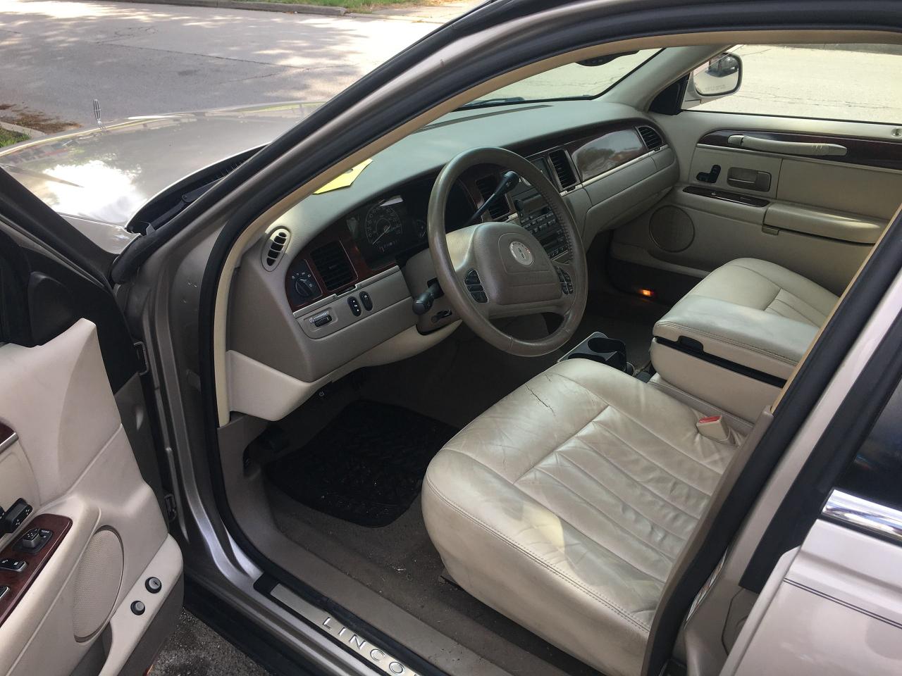2003 Lincoln Town Car Executive w/Lvry Pkg "Presidential" - Photo #3