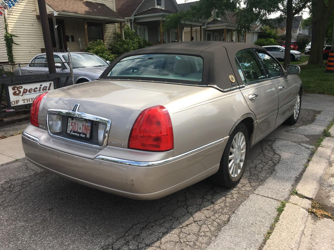 2003 Lincoln Town Car Executive w/Lvry Pkg "Presidential" - Photo #4
