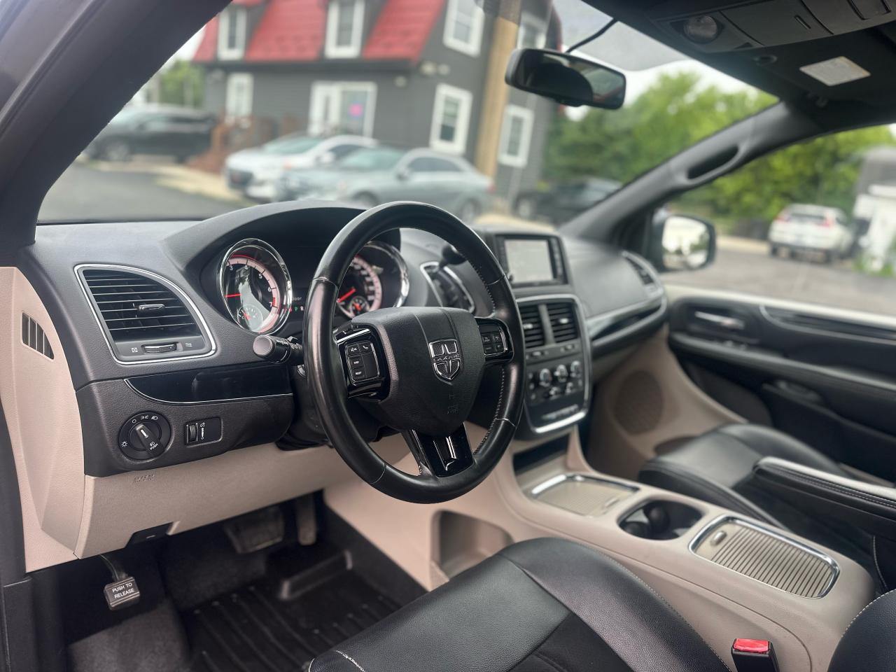 2017 Dodge Grand Caravan SXT Premium Plus Photo34
