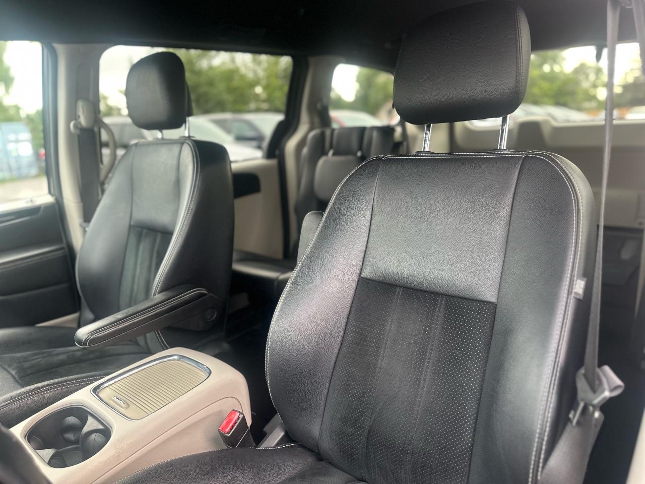 2017 Dodge Grand Caravan SXT Premium Plus Photo11