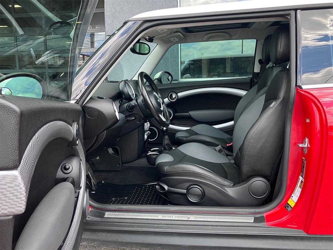 2009 MINI Cooper S|TURBO|PANOROOF|LEATHER|ALLOYS|SPOILER - Photo #8