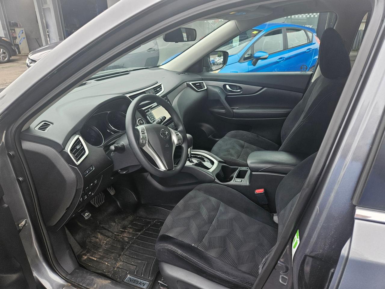 2016 Nissan Rogue SV - Photo #24