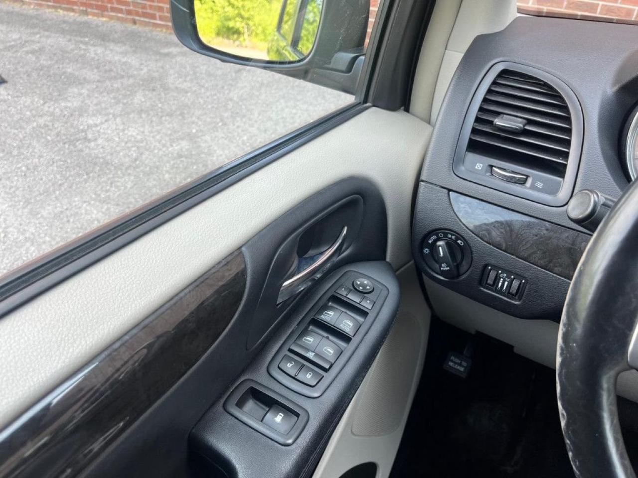 2016 Dodge Grand Caravan CREW PLUS | ONE OWNER | CLEAN CARFAX | HEATED SEATS & STEERING | LEATHER | NAVI| REMOTE STARTER | BACK-UP CAM | - Photo #35