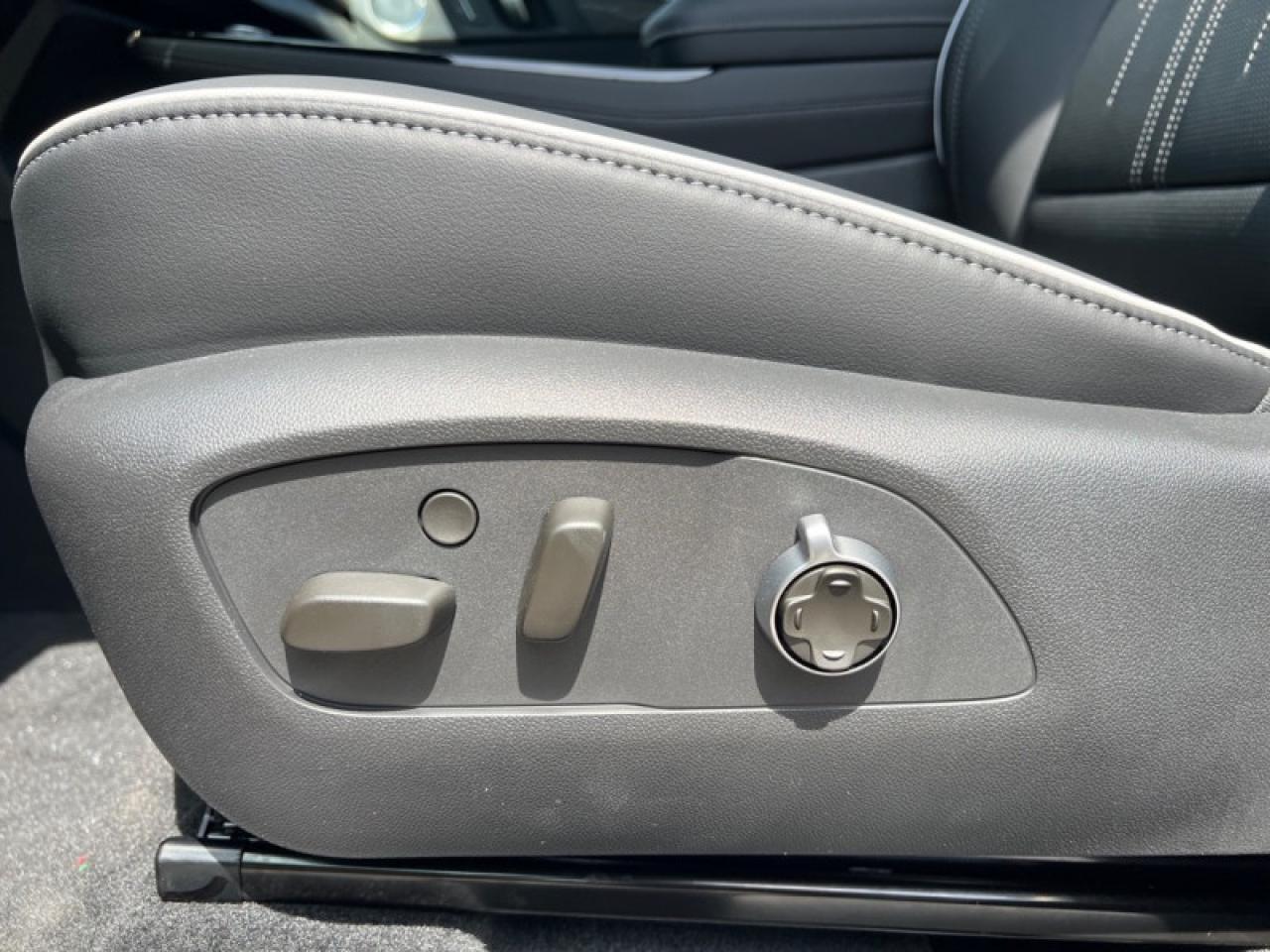 2025 Buick Enclave Avenir  - Leather Seats Photo