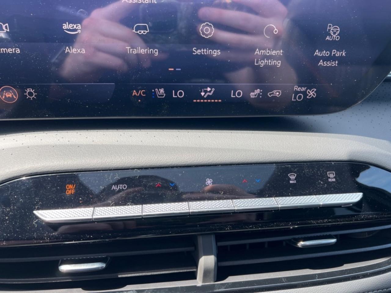 2025 Buick Enclave Avenir  - Leather Seats Photo