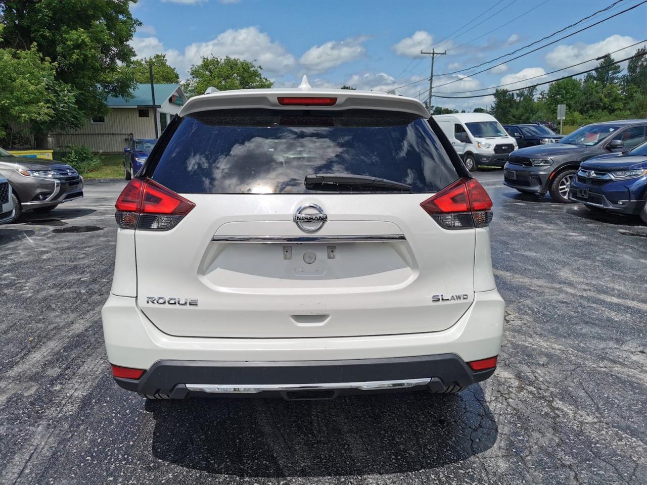 2017 Nissan Rogue SL Premium - Photo #4