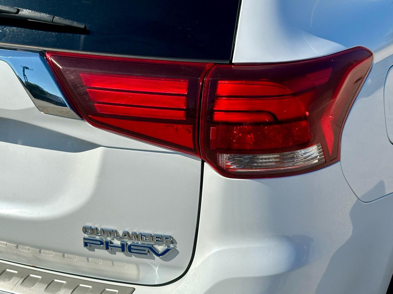 2018 Mitsubishi Outlander PHEV SE Touring - Photo #11
