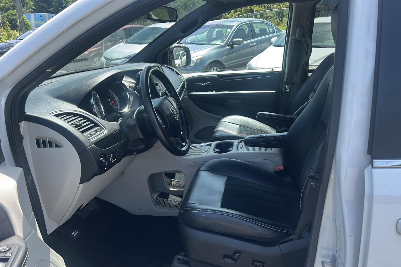 2016 Dodge Grand Caravan SXT Premium Plus - Photo #9