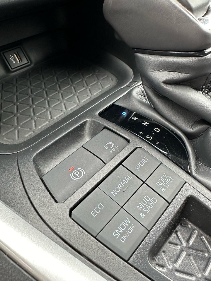 2023 Toyota RAV4 XLE Premium Photo