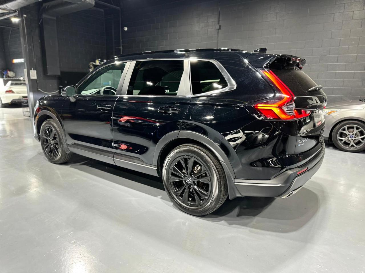 2023 Honda CR-V Touring AWD - Photo #9