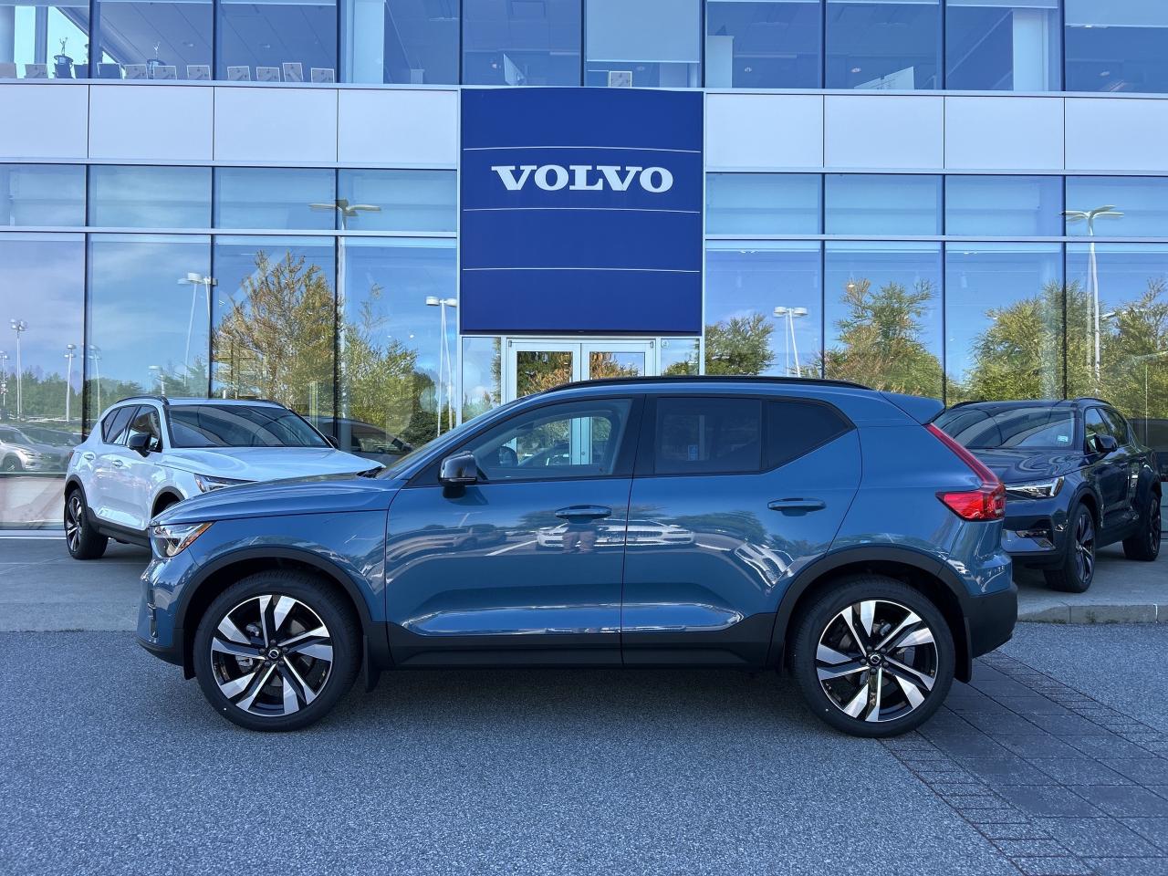 New 2025 Volvo XC40 B5 AWD Plus Dark Theme for sale in Surrey, BC