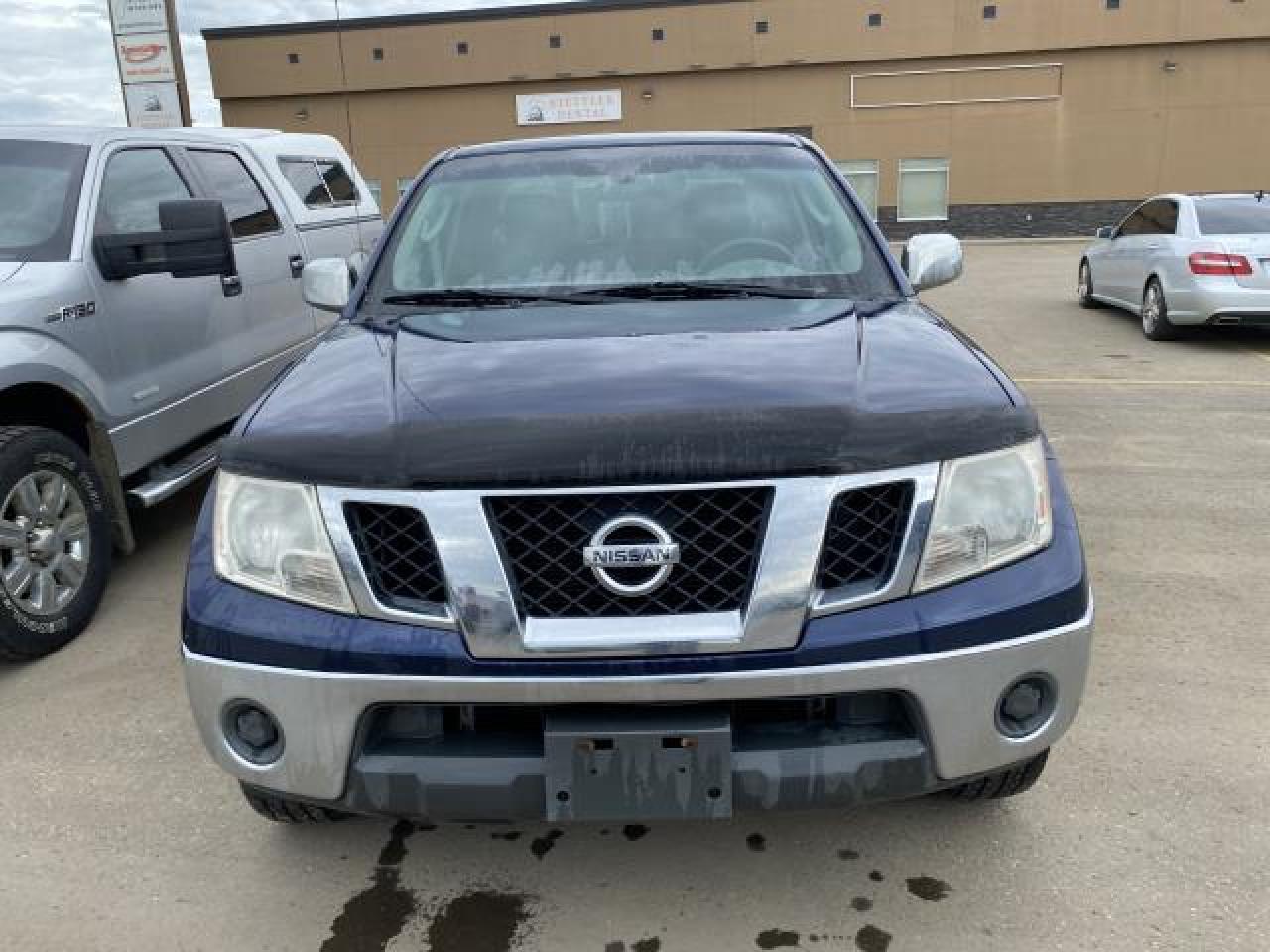 2011 Nissan Frontier SV Crew Cab 4WD LWB - Photo #2