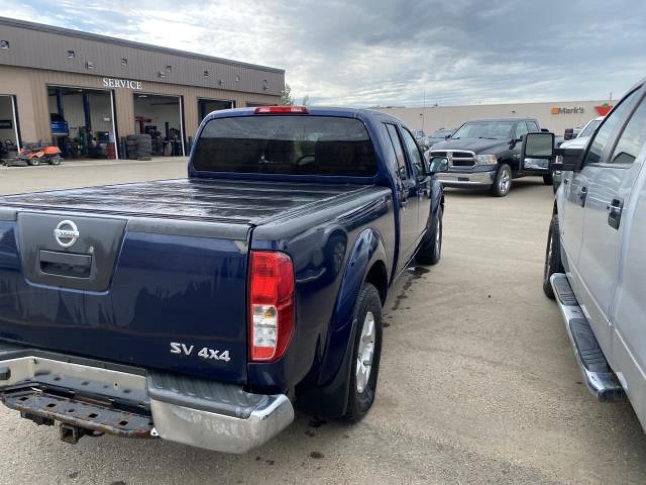 2011 Nissan Frontier SV Crew Cab 4WD LWB - Photo #4