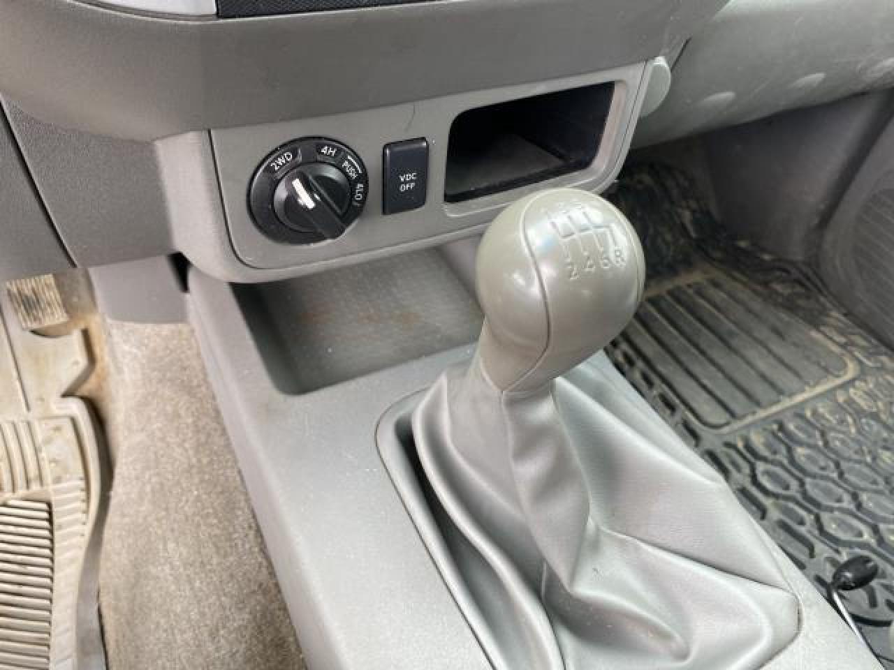 2011 Nissan Frontier SV Crew Cab 4WD LWB - Photo #11