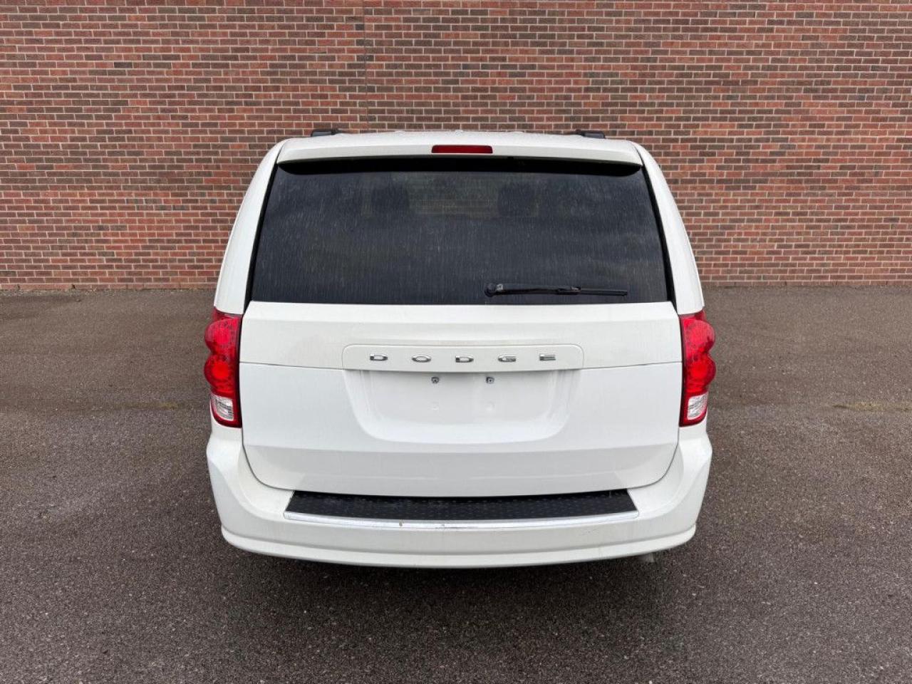 2012 Dodge Grand Caravan SXT | ONE OWNER | STOW N GO | MULTI-FUNCTION STEERING WHEEL | ECON MODE | AUX | - Photo #5