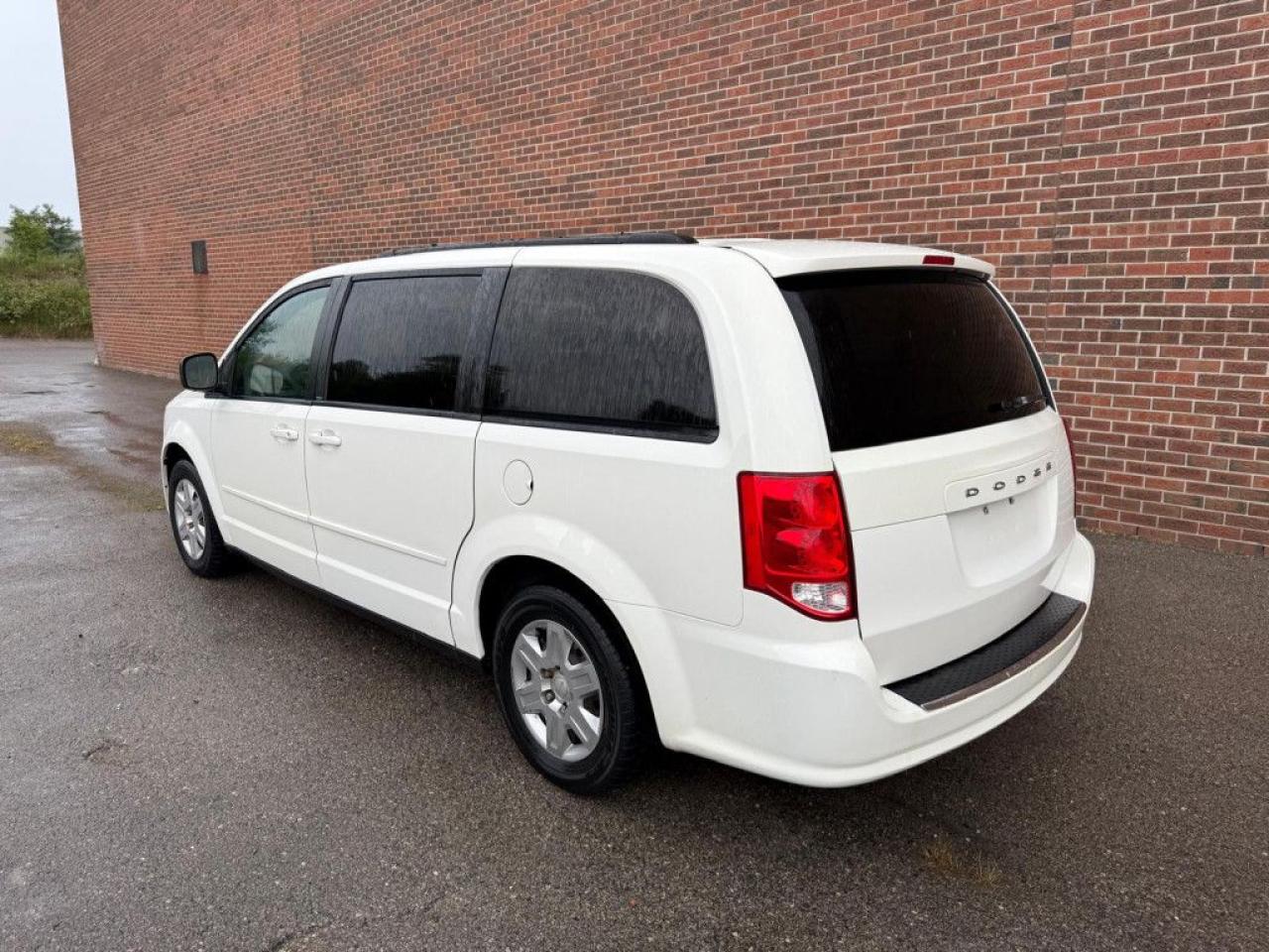2012 Dodge Grand Caravan SXT | ONE OWNER | STOW N GO | MULTI-FUNCTION STEERING WHEEL | ECON MODE | AUX | - Photo #4